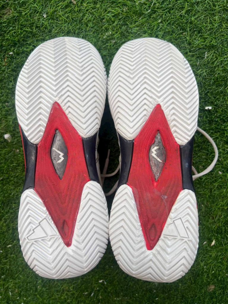 Đế giày pickleball tennis mòn gai xương cá