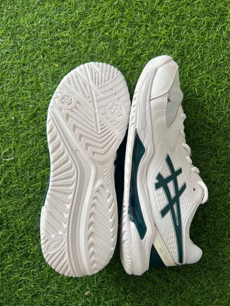 Giày pickleball Asics đế non-marking mòn gai