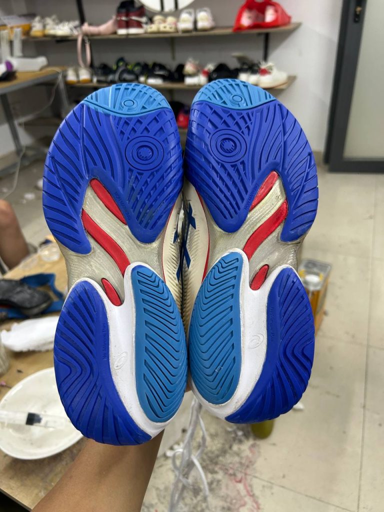 Đế giày cầu lông Asics mòn gai cần thay đế