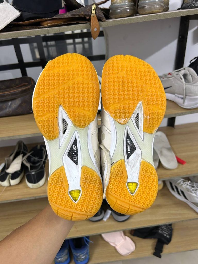 Đế giày cầu lông Yonex gum vàng đã mòn