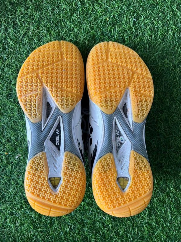 Đế giày cầu lông Yonex mòn ở mũi và gót