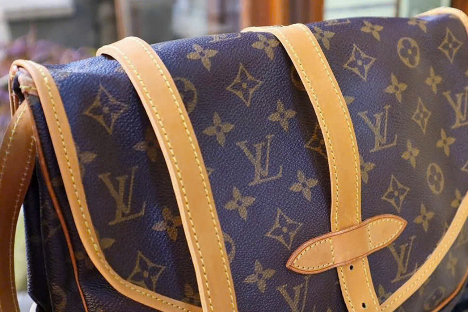 Vệ sinh túi Louis Vuitton Saumur, ảnh trước và sau