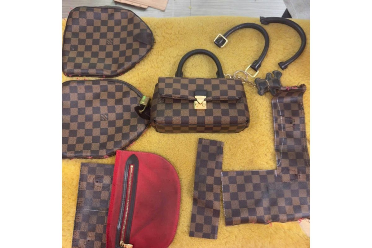 Túi nắp gập làm từ canvas Damier của túi cũ, lót đỏ mới