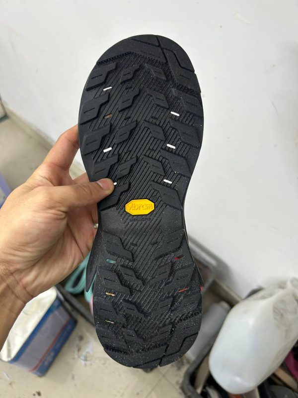 Đế Vibram Megagrip của giày chạy trail