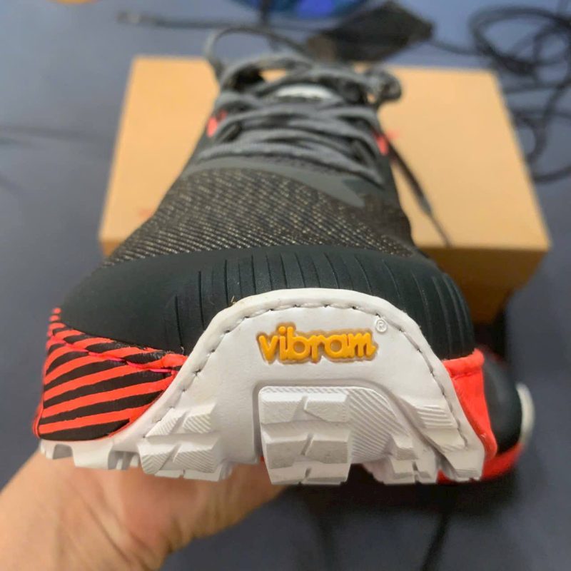 Đế Vibram và viền cao su bao mũi giày trail