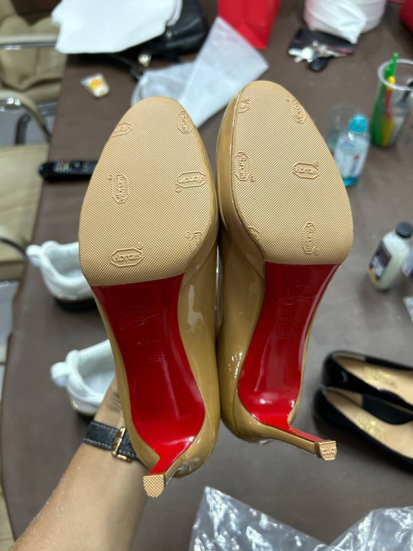 Dán đế Vibram cho giày cao gót đế đỏ